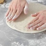 comment etaler une pate a pizza a la main