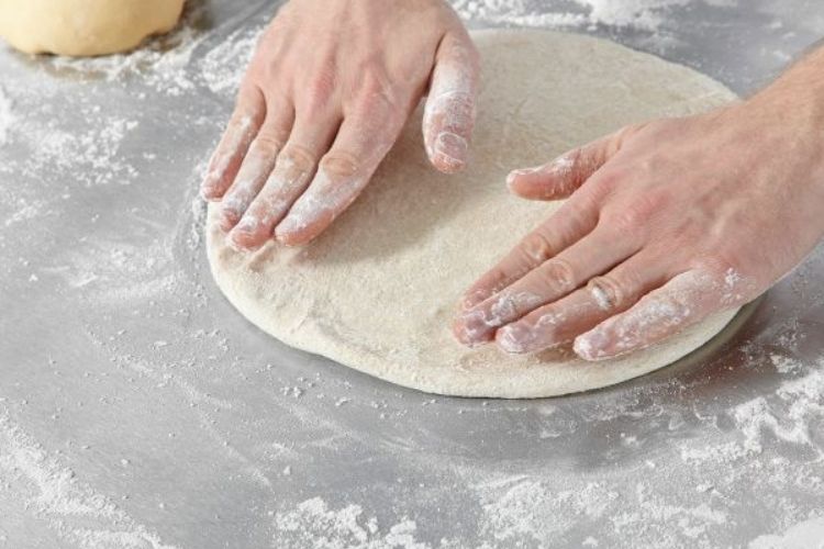 comment etaler une pate a pizza a la main